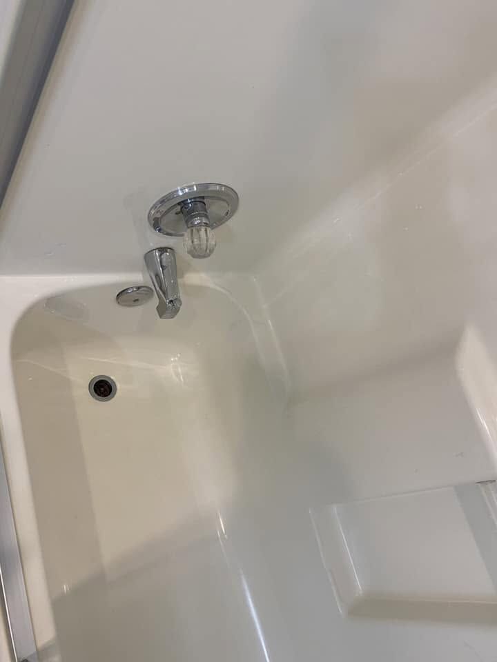 The same bathtub after cleaning